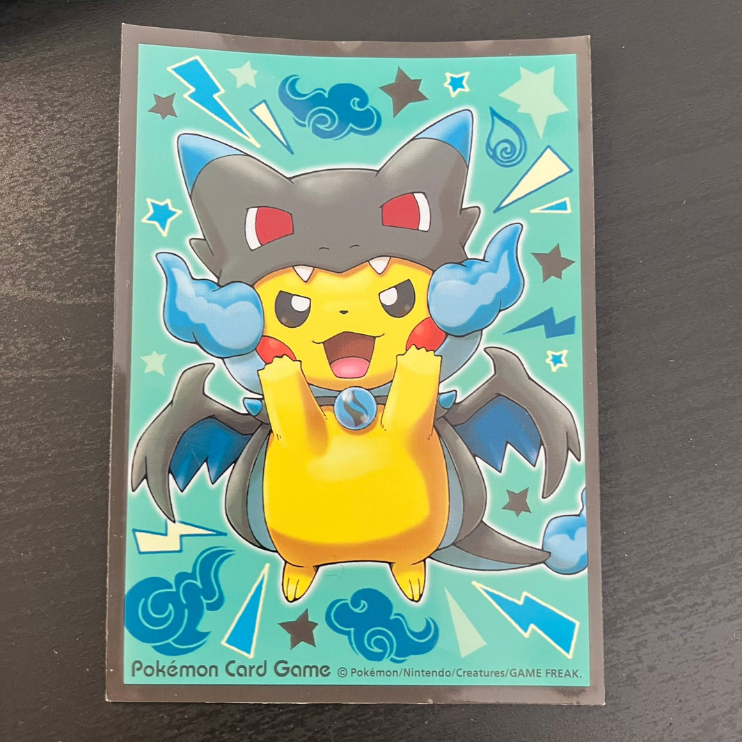 Sleeve Pikachu portant un poncho Méga Dracaufeu X